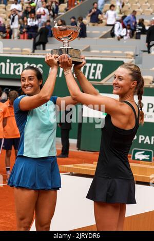 Roland Garros 2022 Frauen-Doppelsieger Caroline Garcia (L) und Kristina Mladenovic aus Frankreich bei der Trophäenübergabe Stockfoto