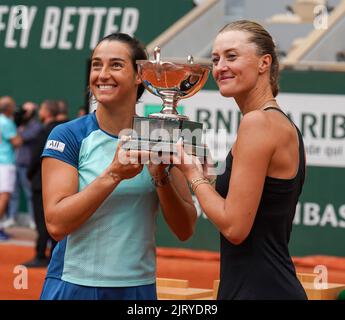 Roland Garros 2022 Frauen-Doppelsieger Caroline Garcia (L) und Kristina Mladenovic aus Frankreich bei der Trophäenübergabe Stockfoto