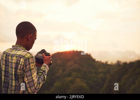 Ein junger Mann, der Fotos von einer malerischen Aussicht gemacht hat. Stockfoto