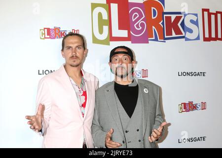 24. August 2022, Los Angeles, CA, USA: LOS ANGELES - 24. AUGUST: Jason Mewes, Kevin Smith bei The Clerks III Premiere im TCL Chinese Theatre am 24. August 2022 in Los Angeles, CA (Bildquelle: © Kay Blake/ZUMA Press Wire) Stockfoto