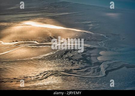 Sonnenlicht scheint auf Sand, Strukturen aus Wind und Wasser, Illustration, Luftaufnahme, Nationalpark Schleswig-Holsteinisches Wattenmeer, Nord Stockfoto