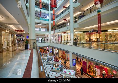 KUALA LUMPUR, MALAYSIA - CA. JANUAR 2020: Innenaufnahme des Einkaufszentrums Suria KLCC in Kuala Lumpur. Stockfoto