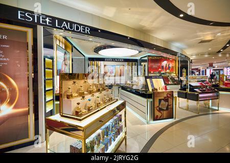 KUALA LUMPUR, MALAYSIA - CIRCA JANUAR 2020: Körperpflegeprodukte von Estee Lauder werden im Suria KLCC Einkaufszentrum in Kuala Lumpur ausgestellt. Stockfoto