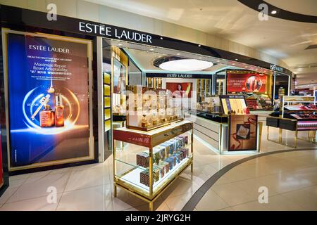 KUALA LUMPUR, MALAYSIA - CIRCA JANUAR 2020: Körperpflegeprodukte von Estee Lauder werden im Suria KLCC Einkaufszentrum in Kuala Lumpur ausgestellt. Stockfoto