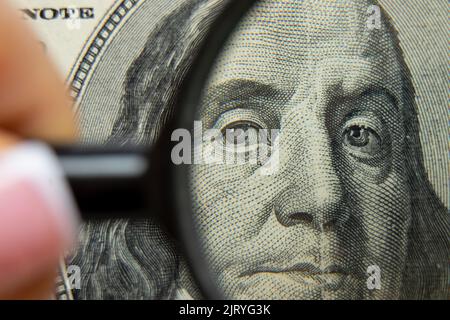 Hundert Dollar unter einer Lupe, Nahaufnahme, Finanzen und Wirtschaft Stockfoto