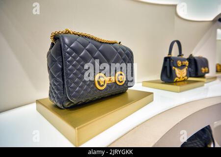 KUALA LUMPUR, MALAYSIA - CA. JANUAR 2020: Taschen im Versace Store im Einkaufszentrum Suria KLCC in Kuala Lumpur. Stockfoto