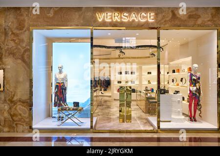 KUALA LUMPUR, MALAYSIA - CA. JANUAR 2020: Versace-Schaufenster im Einkaufszentrum Suria KLCC in Kuala Lumpur. Stockfoto