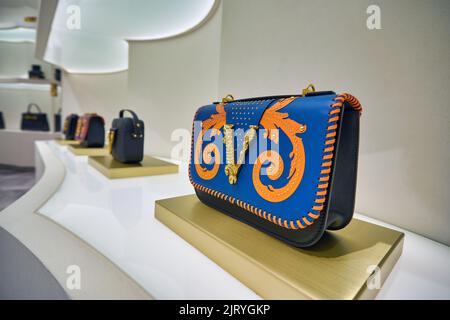 KUALA LUMPUR, MALAYSIA - CA. JANUAR 2020: Taschen im Versace Store im Einkaufszentrum Suria KLCC in Kuala Lumpur. Stockfoto