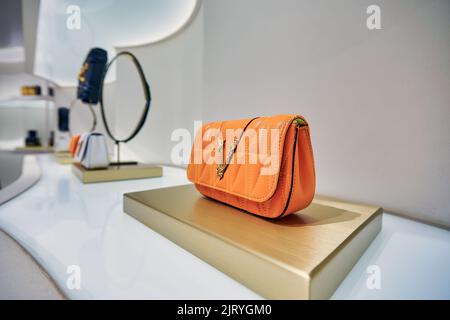 KUALA LUMPUR, MALAYSIA - CA. JANUAR 2020: Taschen im Versace Store im Einkaufszentrum Suria KLCC in Kuala Lumpur. Stockfoto