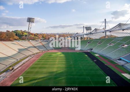 Blick über das Olympiastadion mit Fußballplatz, Zeltdach, Olympiapark, München, Bayern, Deutschland Stockfoto