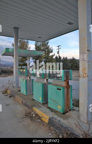 Eine geschlossene und verlassene BP-Tankstelle in Arnissa, Pella, Griechenland Stockfoto