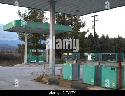 Eine geschlossene und verlassene BP-Tankstelle in Arnissa, Pella, Griechenland Stockfoto