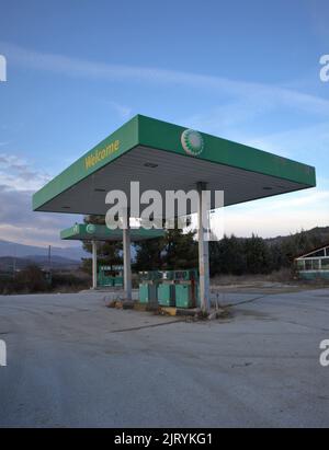 Eine geschlossene und verlassene BP-Tankstelle in Arnissa, Pella, Griechenland Stockfoto