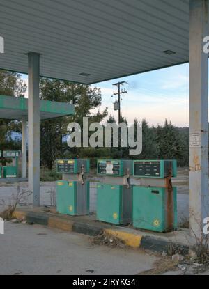 Eine geschlossene und verlassene BP-Tankstelle in Arnissa, Pella, Griechenland Stockfoto