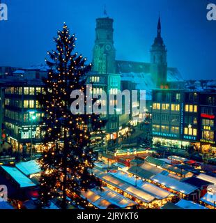 Bunte Markt schlägt aus, Lichter, Weihnachtszeit, Advent, Abendstimmung, Weihnachtsbaum auf dem Weihnachtsmarkt in Stuttgart, Baden-Württemberg Stockfoto