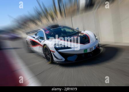 Dynamisches Foto mit Zoom-Effekt des Sportwagen McLaren 620R verlässt die Boxengasse, FIA Formel 1-Rennstrecke, Circuit de Spa Francorchamps, Ardennen Stockfoto