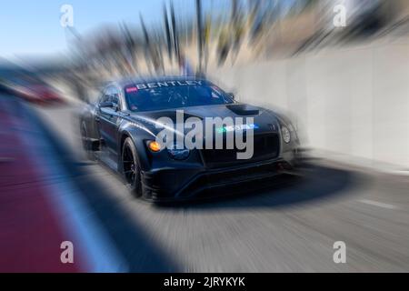 Dynamisches Foto mit Zoom-Effekt des Bentley GT3-Sportwagen-Rennwagens, der die Boxengasse verlässt, FIA Formel 1-Rennstrecke, Circuit de Spa Francorchamps, Ardennen Stockfoto