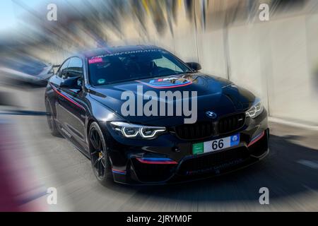 Dynamisches Foto mit Zoom-Effekt des Sportwagen BMW M4 verlässt Boxengasse, FIA Formel 1-Strecke, Circuit de Spa Francorchamps, Ardennen Roller Stockfoto