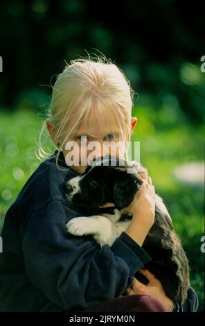 Kleines Mädchen mit Border Collie, Welpe Stockfoto