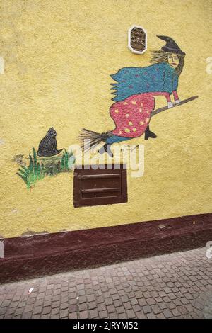 Wandbild an einer Hauswand mit fliegender Hexe auf Hexenbesen in Villingen, Villingen-Schwenningen, Südschwarzwald, Schwarzwald Stockfoto