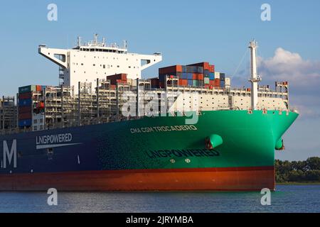 Das Containerschiff CMA CGM TROCADERO mit Flüssiggas LNG verlässt den Hamburger Hafen an der Elbe, Hamburg Stockfoto