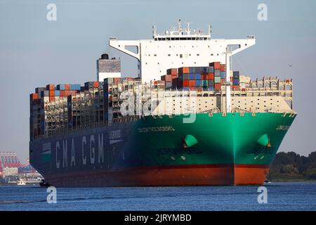 Das Containerschiff CMA CGM TROCADERO mit Flüssiggas LNG verlässt den Hamburger Hafen an der Elbe, Hamburg Stockfoto