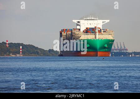 Das Containerschiff CMA CGM TROCADERO mit Flüssiggas LNG verlässt den Hamburger Hafen an der Elbe, Hamburg Stockfoto