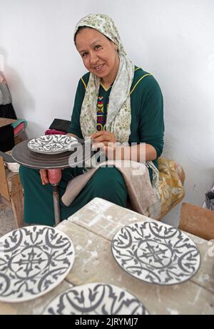 Marokkanische Frau Malerei Platten in der Werkstatt, Handwerk aus Fes, Art Naji, Fes, Marokko Stockfoto