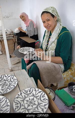 Marokkanische Frau Malerei Teller und Schalen in der Werkstatt, Kunsthandwerk aus Fes, Art Naji, Fes, Marokko Stockfoto