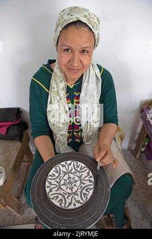 Marokkanische Frau Malerei Platten in der Werkstatt, Handwerk aus Fes, Art Naji, Fes, Marokko Stockfoto