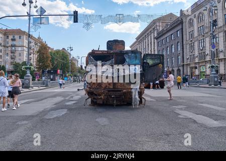 Kiew, Ukraine - August, 2022: Krieg in der Ukraine - Ausstellung zerstörter russischer Militärausrüstung als Folge des russischen Militärs in vollem Umfang Stockfoto