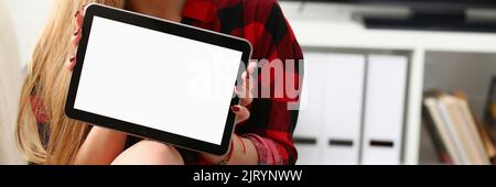 Junge, schöne Frau, die die Tablette in Nahaufnahme hält. Online-Business-App Stockfoto