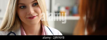 Die Ärztin erklärt die Diagnose der Nahaufnahme des Patienten Stockfoto
