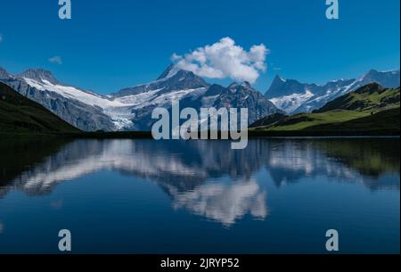 Bergreflexionen am Bachalpsee Stockfoto