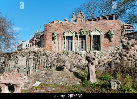 Seitlicher Blick auf das Haus des Architekten Mykola Golovan, bekannt als Haus mit Chimären in Lutsk, Ukraine Stockfoto