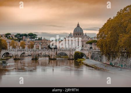 Eine schöne Aussicht auf den Petersdom im Vatikan, von Tiber aus gesehen, mit Ponte Vittorio Emanuele II Stockfoto