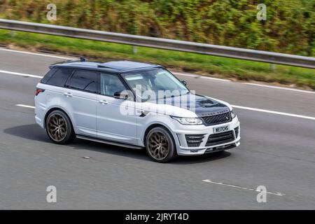 2017 weiß schwarz LAND ROVER RANGE ROVER SPORT SDV6 HSE SDV6 306 Commandshift 2993 ccm 8-Gang-Automatikgetriebe; Fahren auf der Autobahn M6, Großbritannien Stockfoto