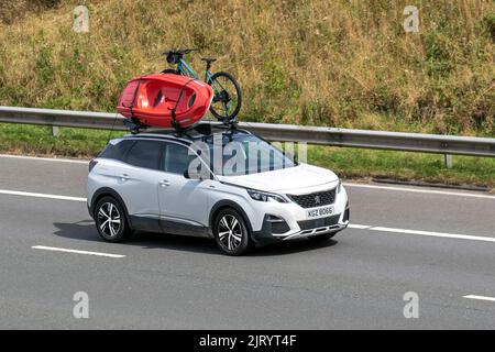 2018 Silver PEUGEOT 3008THP S/S GT LINE 1598cc 6-Gang-Automatik; unterwegs auf der Autobahn M6, Großbritannien Stockfoto