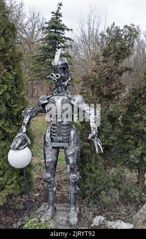 Straßenlaterne als Steampunk dekorative Statue im Hof von Ark (Kovhceg) berühmte Bar in Ternopil, Ukraine gemacht Stockfoto