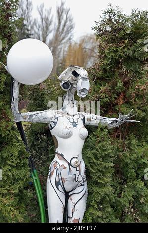 Weiße dekorative Steampunk-Statue mit Lampe in der berühmten Bar Ark (Kovhceg) in Ternopil, Ukraine Stockfoto