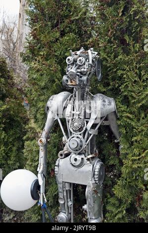 Gruselige dekorative Steampunk-Statue mit Lampe in der berühmten Bar Ark (Kovhceg) in Ternopil, Ukraine Stockfoto