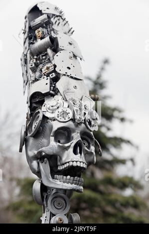 Schädelkopf der dekorativen Statue des Steampunk im Hof des Bierrestaurants Kovcheg (Arche) in Ternopil, Ukraine Stockfoto