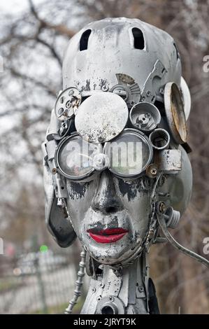 Nahaufnahme des weiblichen Kopfes der dekorativen Steampunk-Statue, die Lampe im Hof des Bierrestaurants Kovcheg (Arche) in Ternopil, Ukraine hält Stockfoto