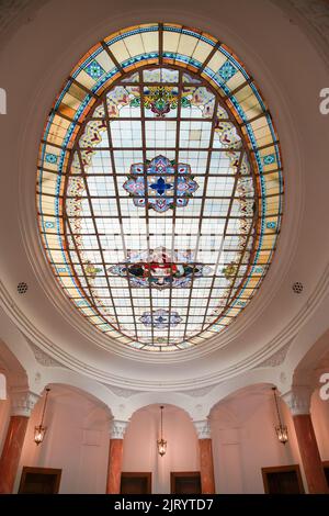 ANKARA, TURKIYE - 04. JUNI 2022: Das Buntglasdach von Turkiye ist das Bankasi Economic Independence Museum, das 1929 als Hauptquartier des Museums errichtet wurde Stockfoto