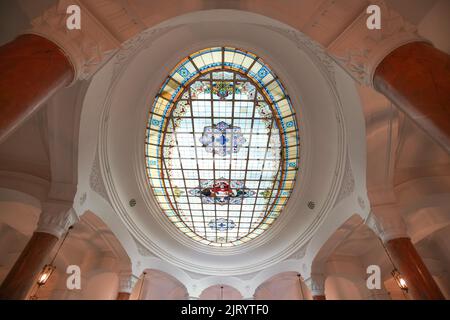 ANKARA, TURKIYE - 04. JUNI 2022: Das Buntglasdach von Turkiye ist das Bankasi Economic Independence Museum, das 1929 als Hauptquartier des Museums errichtet wurde Stockfoto