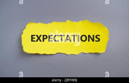 Inschrift Erwartungen Wort auf gelbem zerrissenen Papper Stockfoto