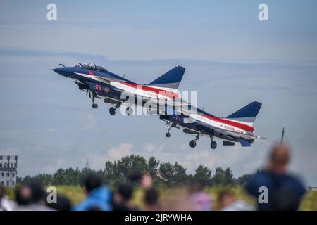 Changchun, Chinas Provinz Jilin. 26. August 2022. Das chinesische Bayi Aerobatic Team tritt während der Changchun Air Show in Changchun, nordöstlich der Provinz Jilin, am 26. August 2022 auf. Quelle: Zhang Nan/Xinhua/Alamy Live News Stockfoto