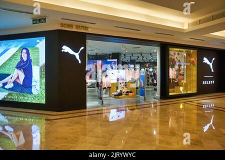 KUALA LUMPUR, MALAYSIA - CA. JANUAR 2020: Puma-Schaufenster im Einkaufszentrum Suria KLCC in Kuala Lumpur. Stockfoto