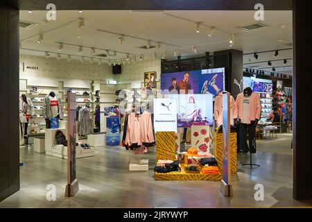 KUALA LUMPUR, MALAYSIA - CA. JANUAR 2020: Eingang zum Puma-Geschäft im Einkaufszentrum Suria KLCC in Kuala Lumpur. Stockfoto