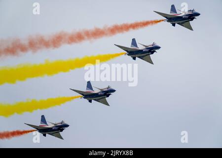 Changchun, Chinas Provinz Jilin. 26. August 2022. Das chinesische Bayi Aerobatic Team tritt während der Changchun Air Show in Changchun, nordöstlich der Provinz Jilin, am 26. August 2022 auf. Quelle: Wan Quan/Xinhua/Alamy Live News Stockfoto